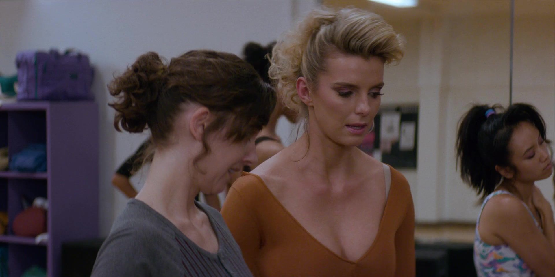 Toes Alison Brie, Betty Gilpin, Jackie Tohn, Kate Nash nude - Glow s03e03 (2019) Gay