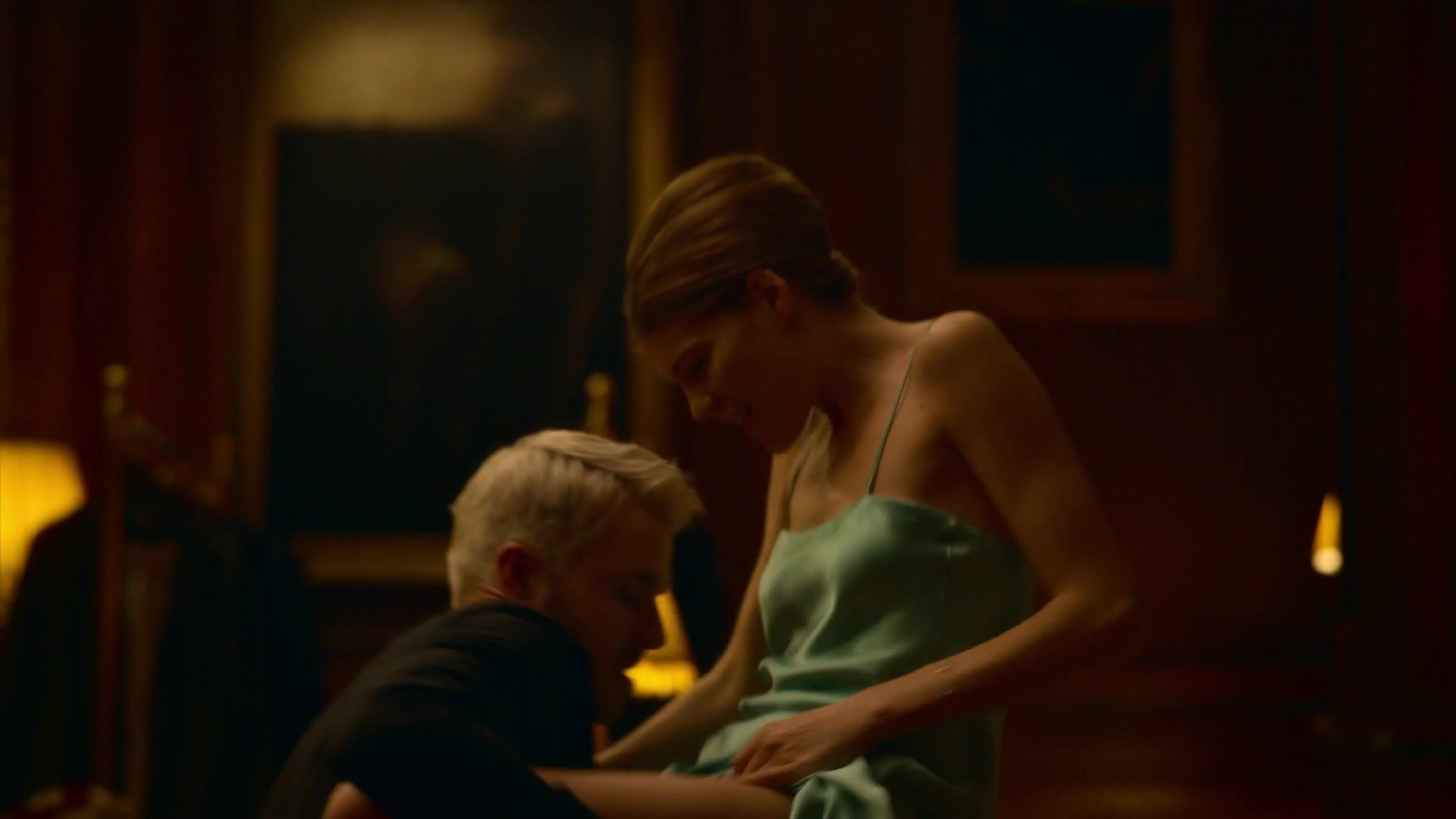 Toying Emma Greenwell nude - The Rook s01e07 (2019) Playing - 2