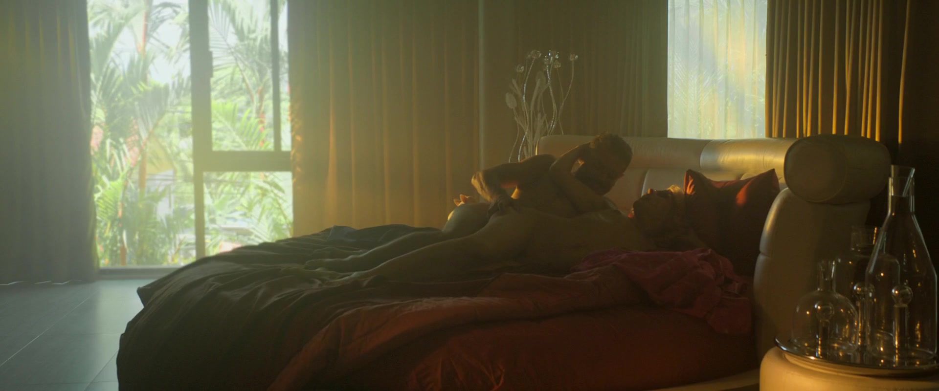 Milf Cougar Flore Bonaventura nude - Paradise Beach (2019) Machine - 1