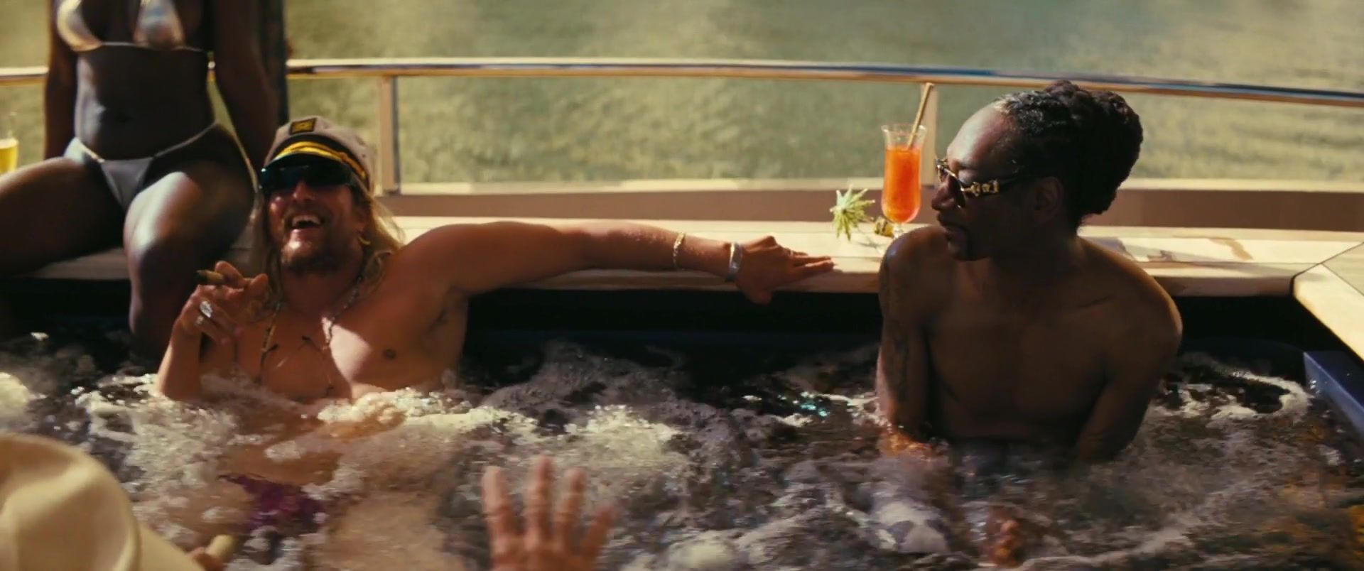 Mature Woman Isla Fisher nude - The Beach Bum (2019) Gaypawn