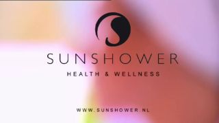 Nurse Zonnen onder de douche met Sunshower bij Scheffer Badkamers in Zelhem. Atm