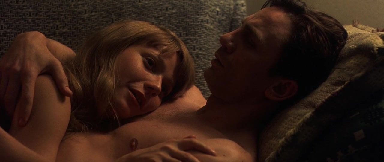 Blow Job Celebs Nude Scene with Gwyneth Paltrow of the movie "Sylvia" French - 1