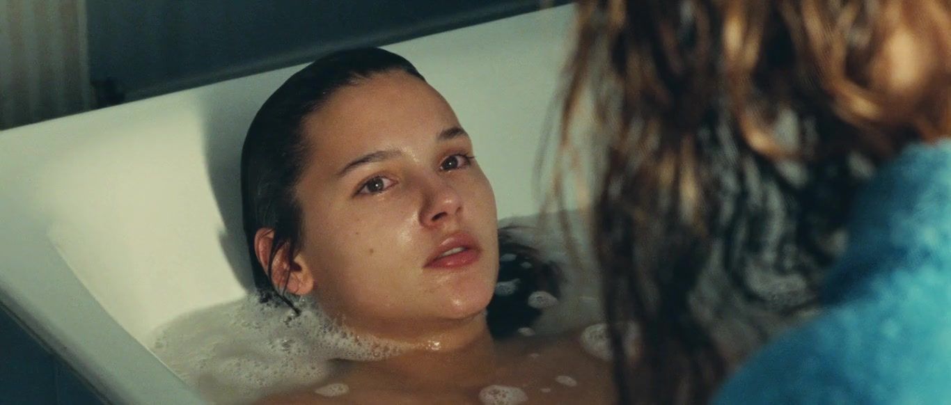 Messy Topless Virginie Ledoyen - Heroines (1997) Romance