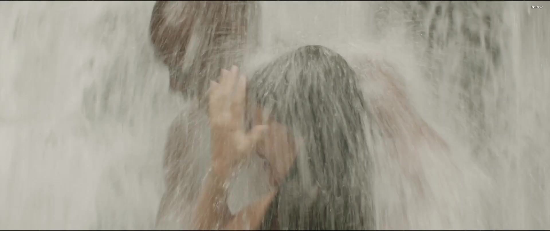 Calle Naked Adriana Ugarte, Berta Vázquez - Palmeras en la nieve (2015) HomeMoviesTube - 2