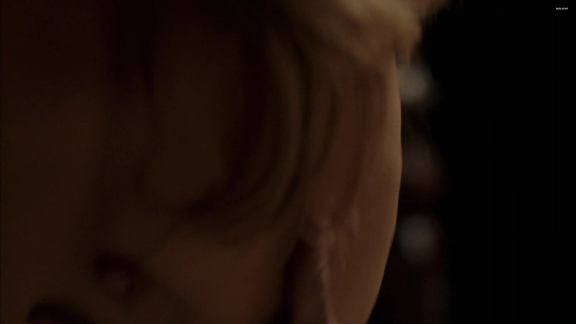 Sentando Sex scene of naked Anna Paquin - True Blood S02 E01 (2009) Negro