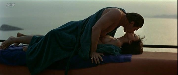 Gozando Topless sex scene | Maribel Verdu, Maria de Medeiros - Huevos de Oro (1993) 8teenxxx