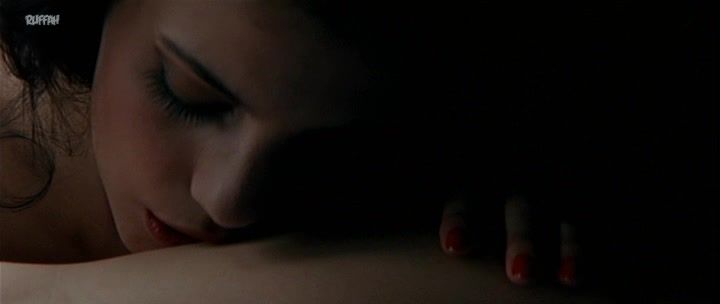 Flaca Topless sex scene | Maribel Verdu, Maria de Medeiros - Huevos de Oro (1993) Butts - 1