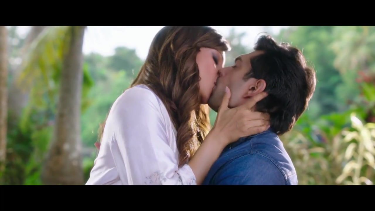 Exhibitionist Hot video of Bipasha Basu - Hot Kissing Scene Behind - 1
