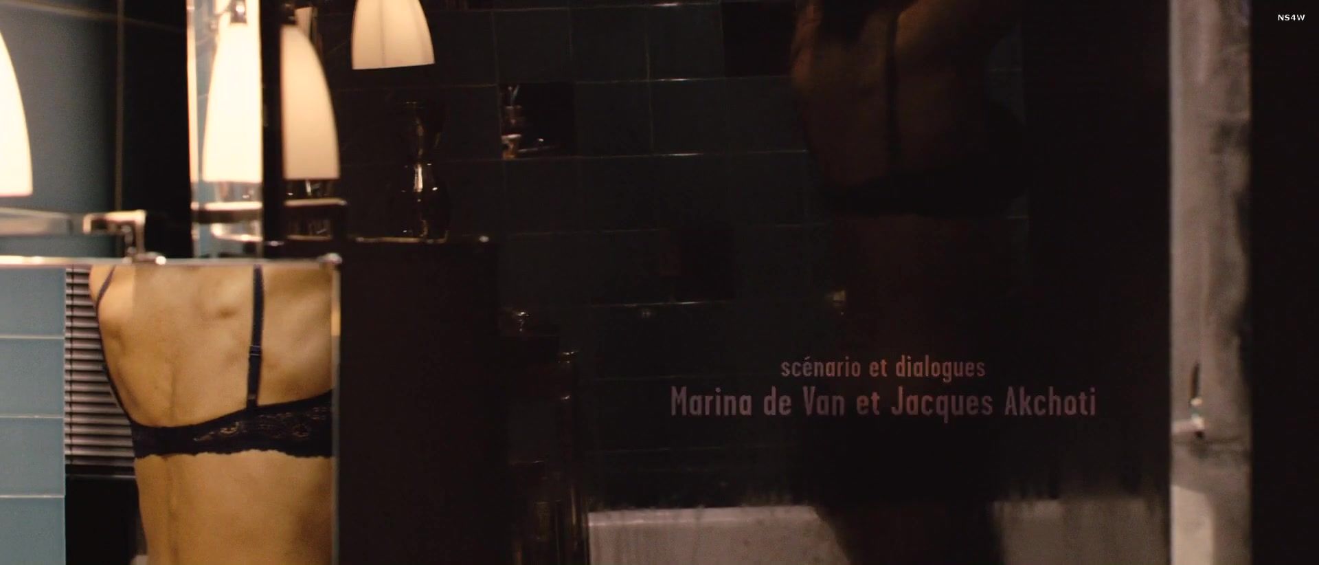 Sixtynine Topless Celebs Sophie Marceau, Monica Bellucci - Ne te retourne pas (2009) Blowing - 1