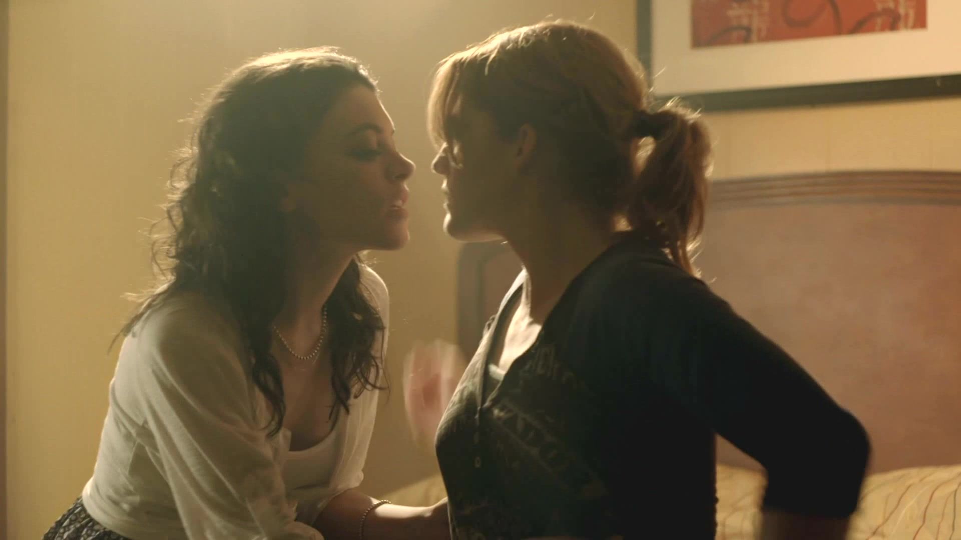 TubeKitty Celebrity Lesbian Scene | Hannah Fierman, Christen Orr, Lynn Talley, Kylie Brown - The Unwanted (2014) Chileno