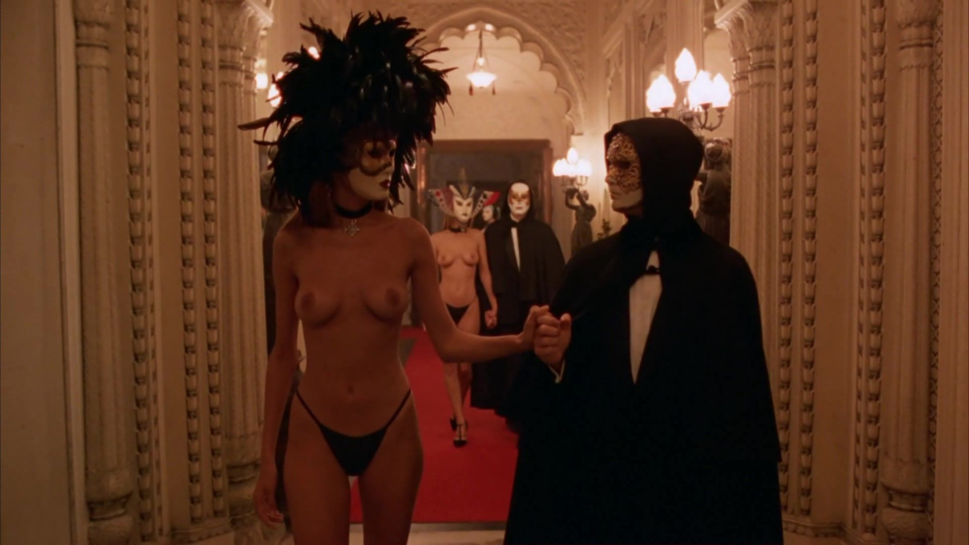 Ladyboy Julienne Davis nude - Eyes Wide Shut (1999) Fudendo - 1