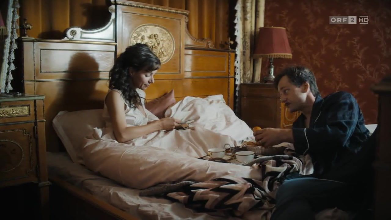 Wiizl Sex video Josefine Preuss, Julia Koschitz, Lili Epply - Das Sacher. In bester Gesellschaft (2016) Twerking - 1