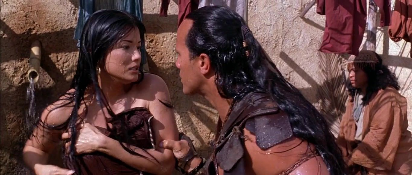 Asa Akira Kelly Hu hot – The Scorpion King (2002) Culona