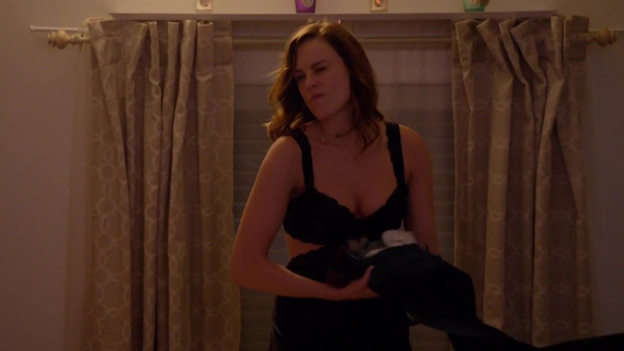Pick Up Jessica McNamee naked – Sirens s01e05 (2014) Behind