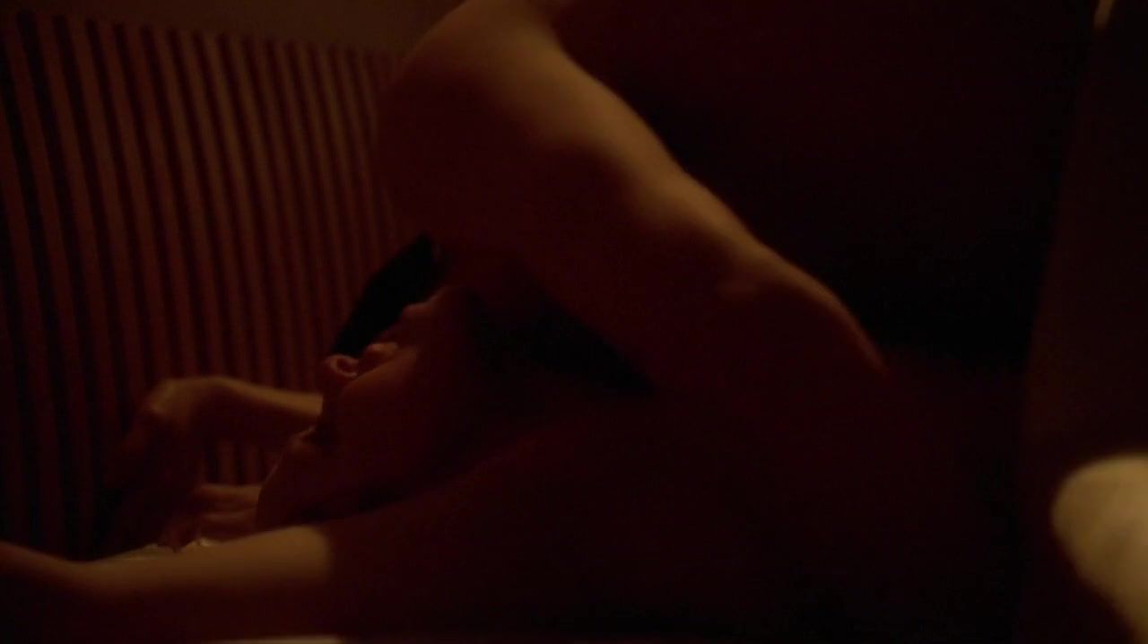 Wrestling Sex Scene Deirdre Lovejoy nude – The Wire s01e03 (2002) Cream