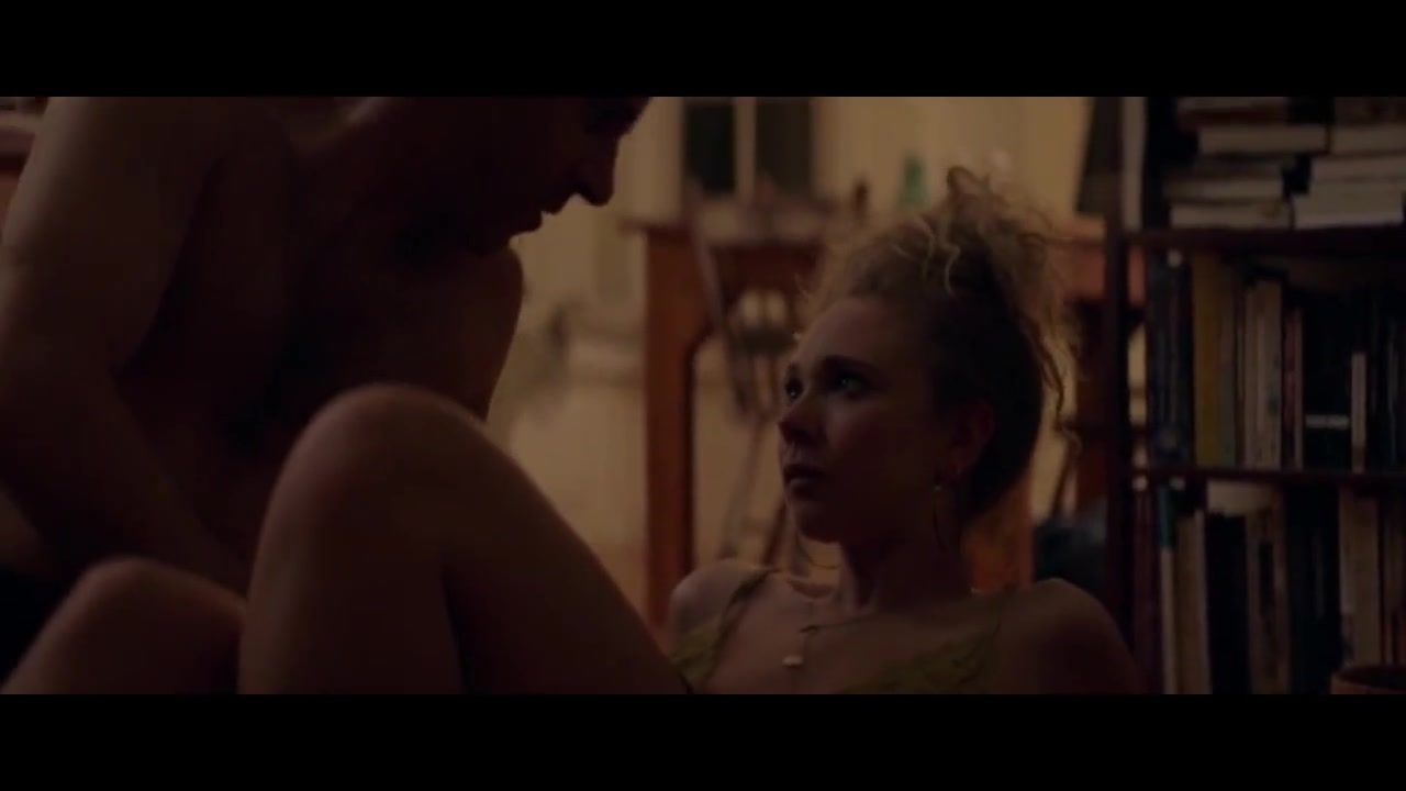 Culona Juno Temple, Julia Garner Nude - One Percent More Humid (2017) Ass Lick