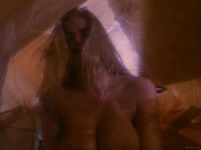 Grande Topless actress Anna Nicole Smith - To the Limit (1995) Spread