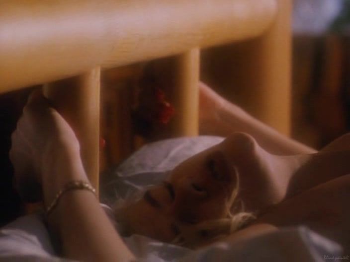 Tight Topless actress Anna Nicole Smith - To the Limit (1995) Hottie - 2