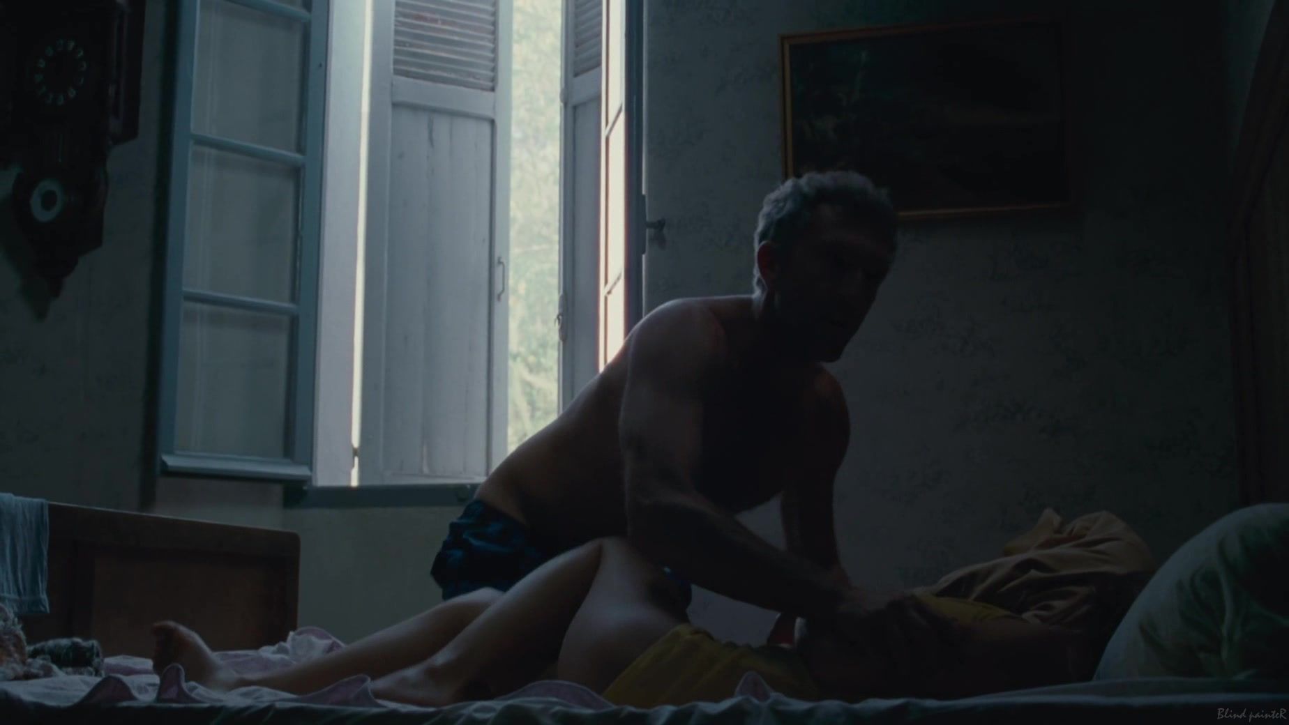 Stockings Lola Le Lann nude - Un moment d’egarement (2015) Pija