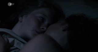 Flagra Lesbian celebs scene Stephanie Amarell, Emma Drogunova Nude - Die Familie (2017) Nudist