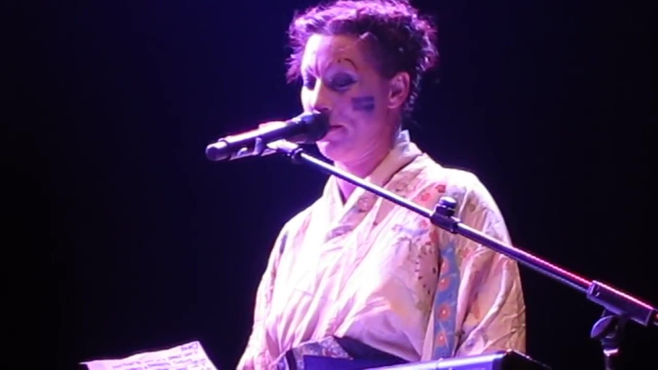 BooLoo Amanda Palmer naked sings 'Dear Daily Mail' song London Roundhouse Riding Cock - 1