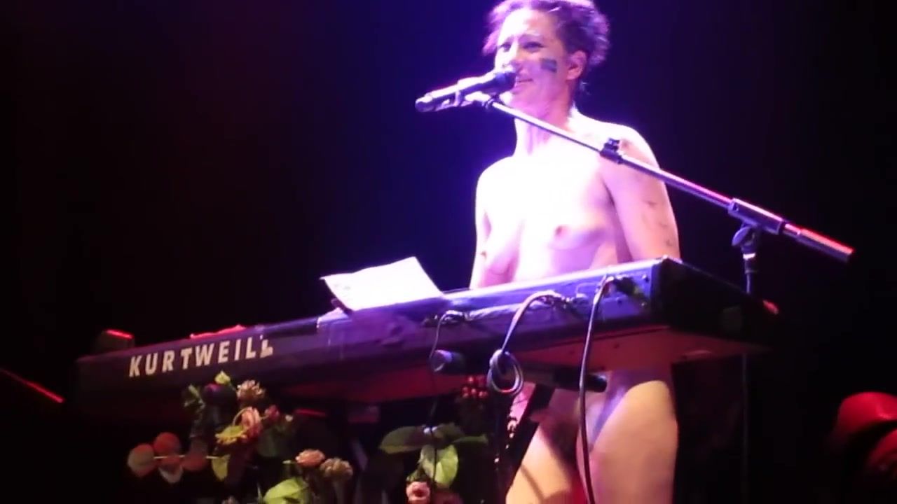BooLoo Amanda Palmer naked sings 'Dear Daily Mail' song London Roundhouse Riding Cock - 2
