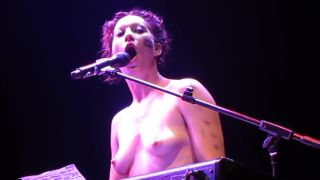 Black Girl Amanda Palmer naked sings 'Dear Daily Mail' song London Roundhouse Pounding