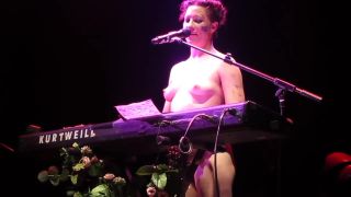 Smalltits Amanda Palmer naked sings 'Dear Daily Mail' song London Roundhouse Banheiro