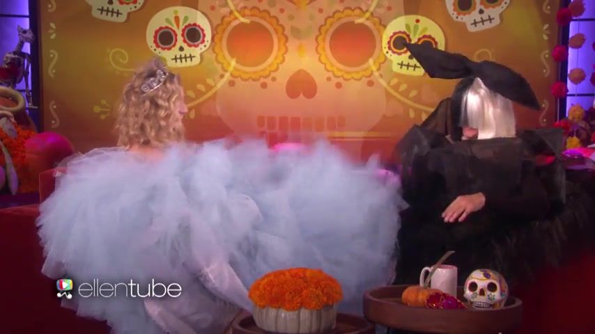 Exibicionismo Hot scene Beth Behrs Sexy - The Wickedly Fun - The Ellen DeGeneres Show 2016 Secret - 1