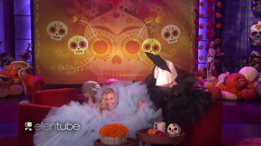Caught Hot scene Beth Behrs Sexy - The Wickedly Fun - The Ellen DeGeneres Show 2016 QuebecCoquin