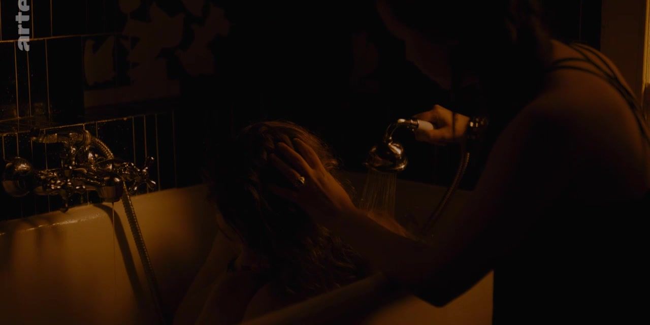 Groupsex Sexy Liv Henneguier nude - Crache coeur (2015) Shoplifter - 2