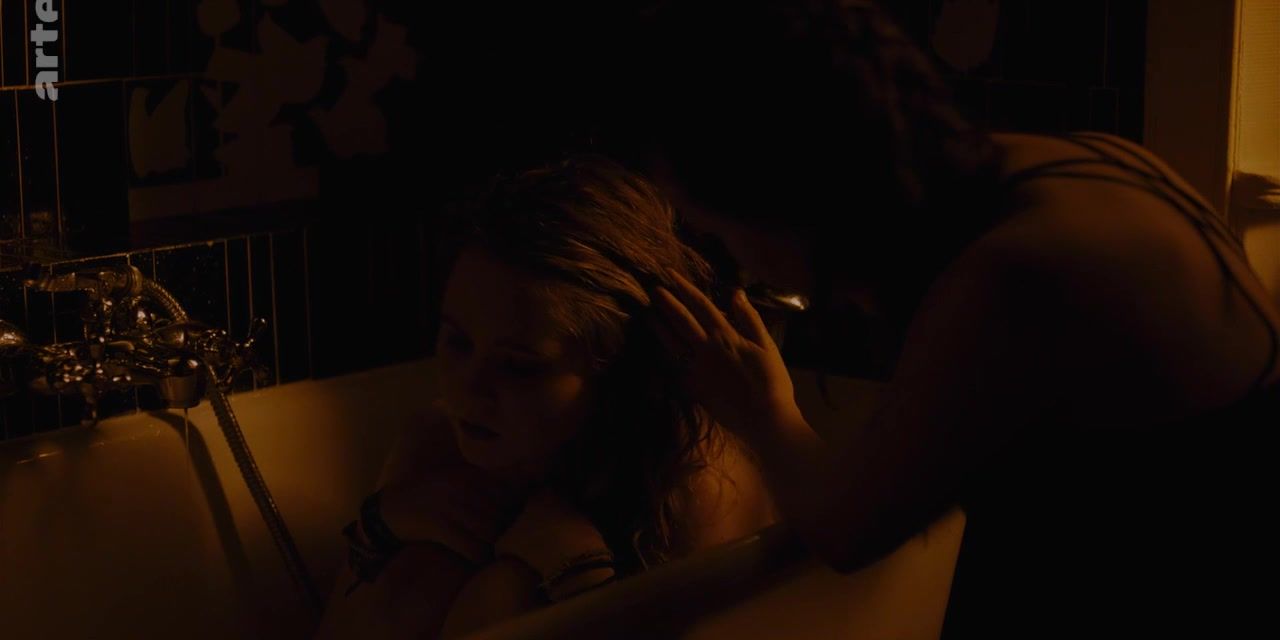 Casal Sexy Liv Henneguier nude - Crache coeur (2015) Girl Gets Fucked - 1