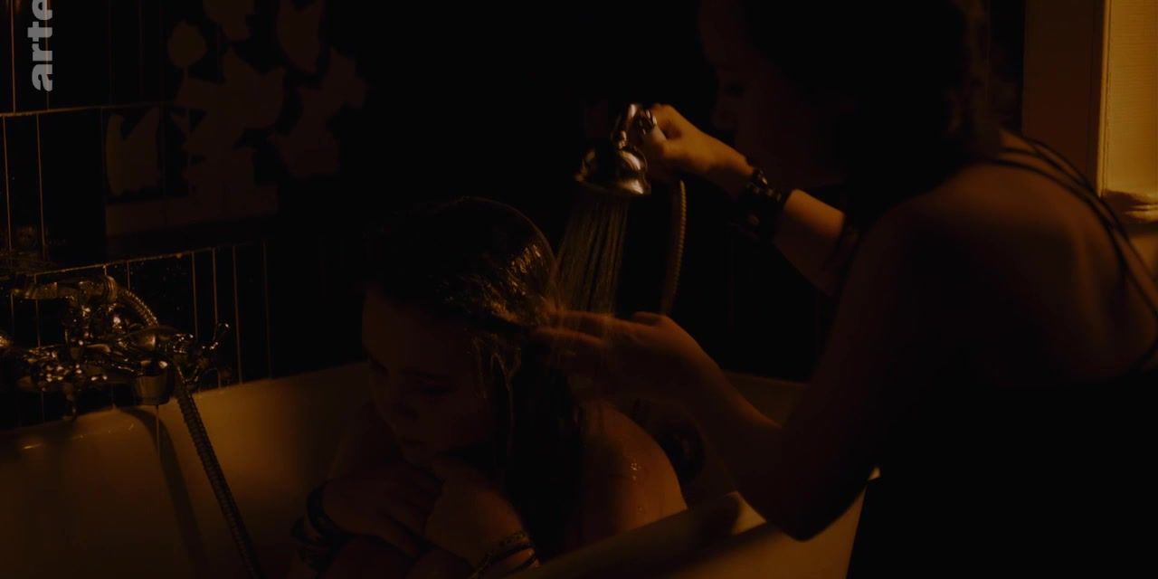 Casal Sexy Liv Henneguier nude - Crache coeur (2015) Girl Gets Fucked