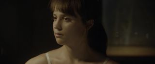 Curvy Sexy Alicia Vikander, Riley Keough nude - Earthquake Bird (2019) Sem Camisinha