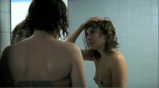 Gay Military Topless Charlotte Corman, Cylia Malki - La menagerie de Betty (2009) Banheiro