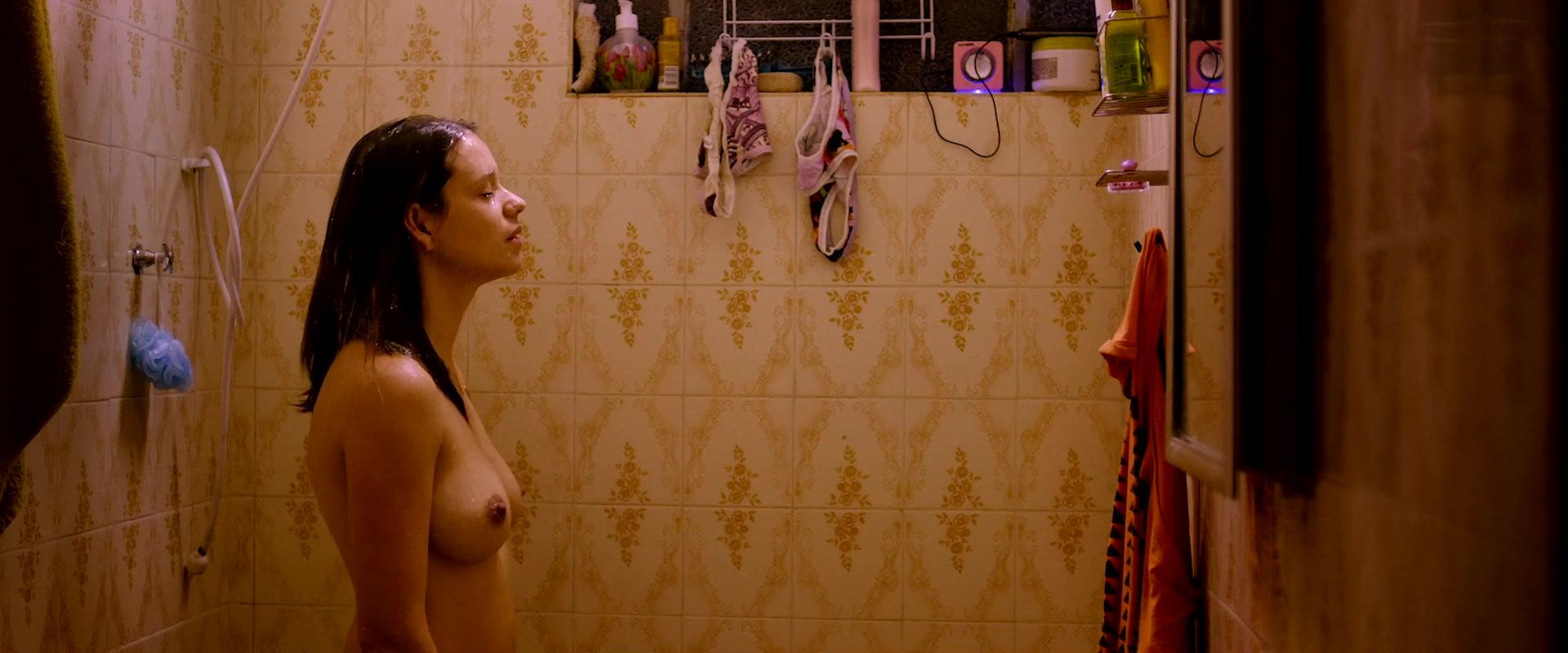 Masturbating Nude Kelly Crifer - No Coracao do Mundo (2019) Petite - 1