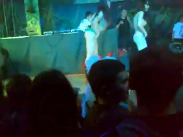 Safada Video 4 Girls Strip Naked on Stage Slapping