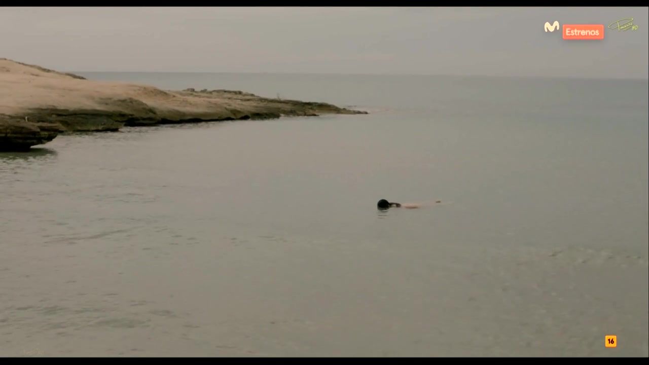 Eva Notty Nude Scene Spanish Actress Elena Anaya Totally Naked in the Beach in a Movie Doctor - 1