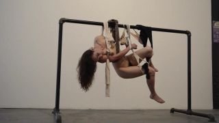 Body Massage Naked on Stage Art Performance - Katiana Suspendid Messy