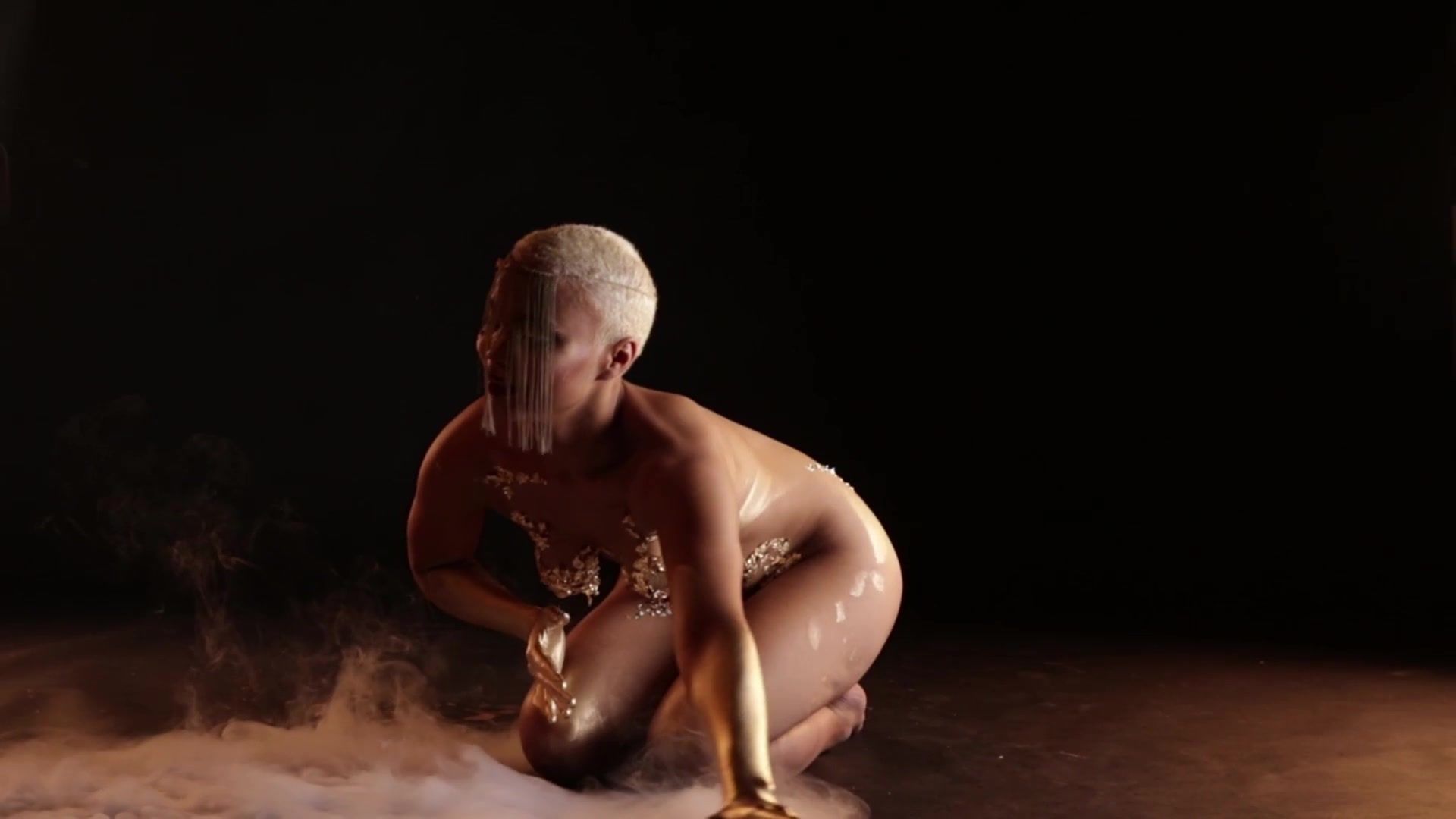 Tease Naked on Stage Performance - Ufo Extreme Gold Art Free Amature