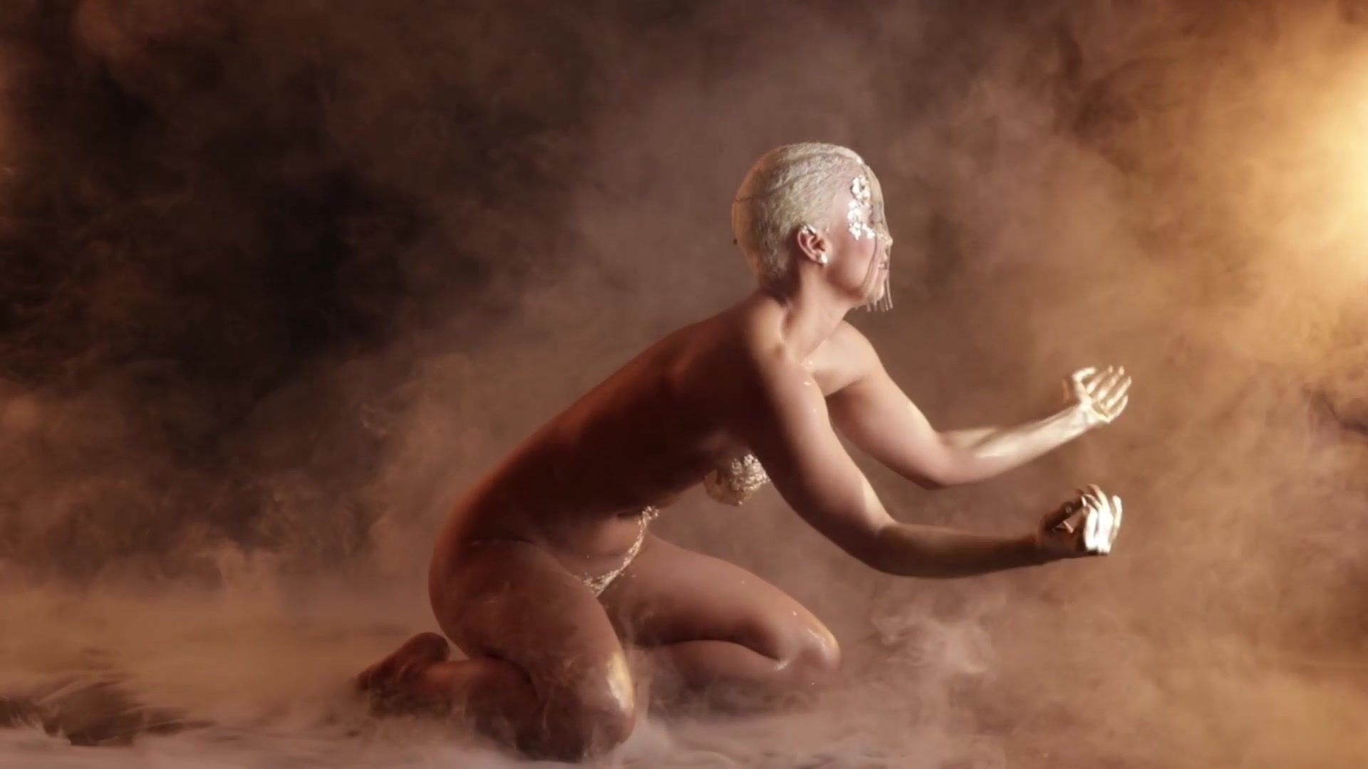 Paja Naked on Stage Performance - Ufo Extreme Gold Art Blonde - 1
