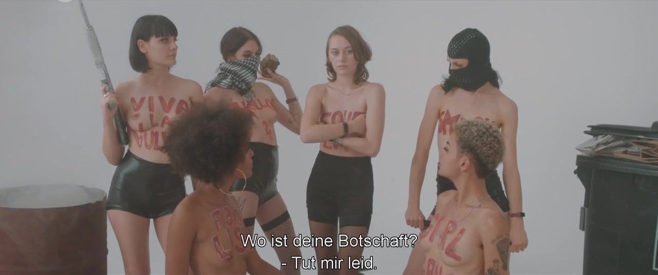 Turkish Nackte Mercedes Muller, Hanna Hilsdorf, Julia Dietze - Smile (2018) Masseuse