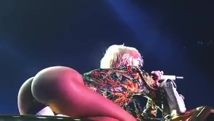 Pussylicking Miley Cyrus - Hot Sexy on Stage Big Black Cock - 1