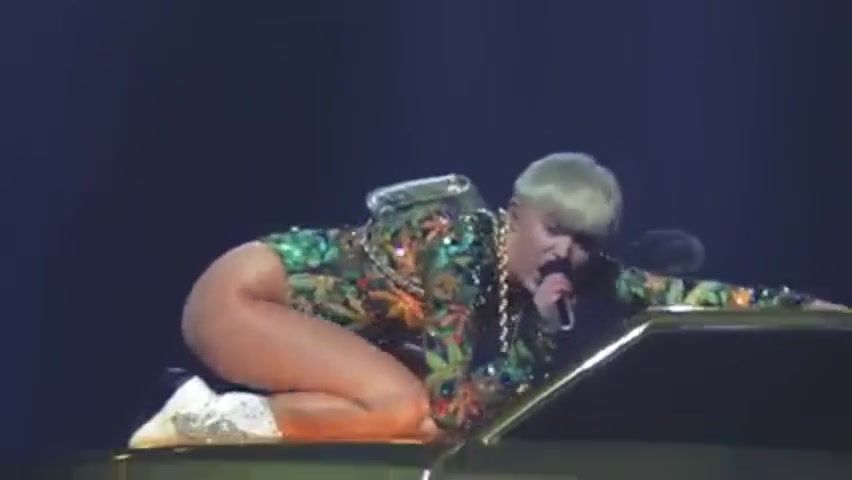 Dildo Fucking Miley Cyrus - Hot Sexy on Stage Mediumtits