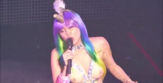 Cojiendo Miley Cyrus nude - Topless BDSM on Stage Foda