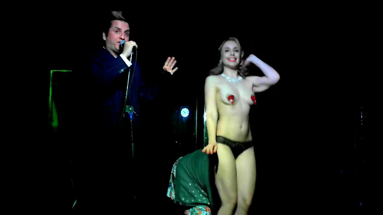 Bikini Naked on Stage - Burlesque Nude Show Bucetuda