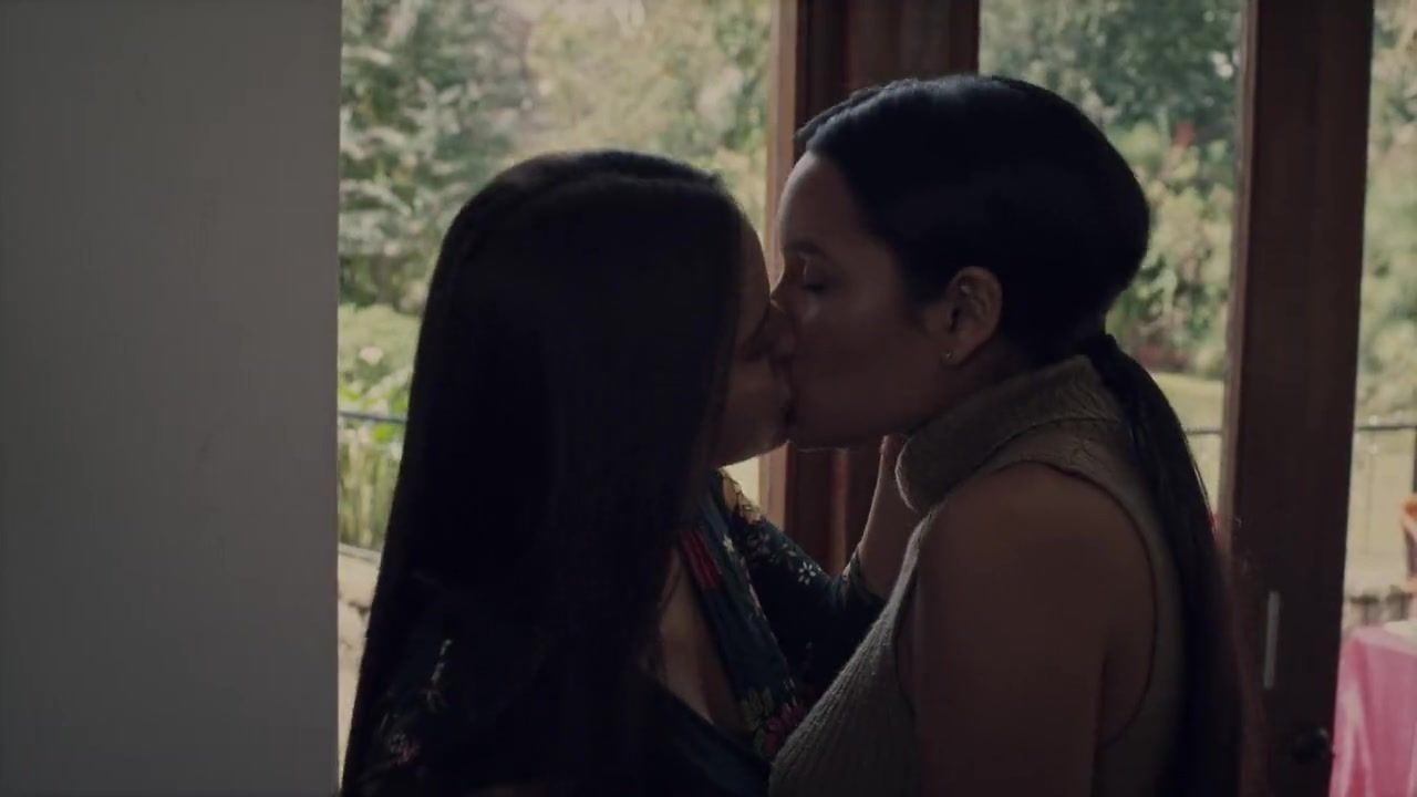 PlanetRomeo Alicia Jaziz nude video - Lesbian Scenes in Ingobernable Parship - 1