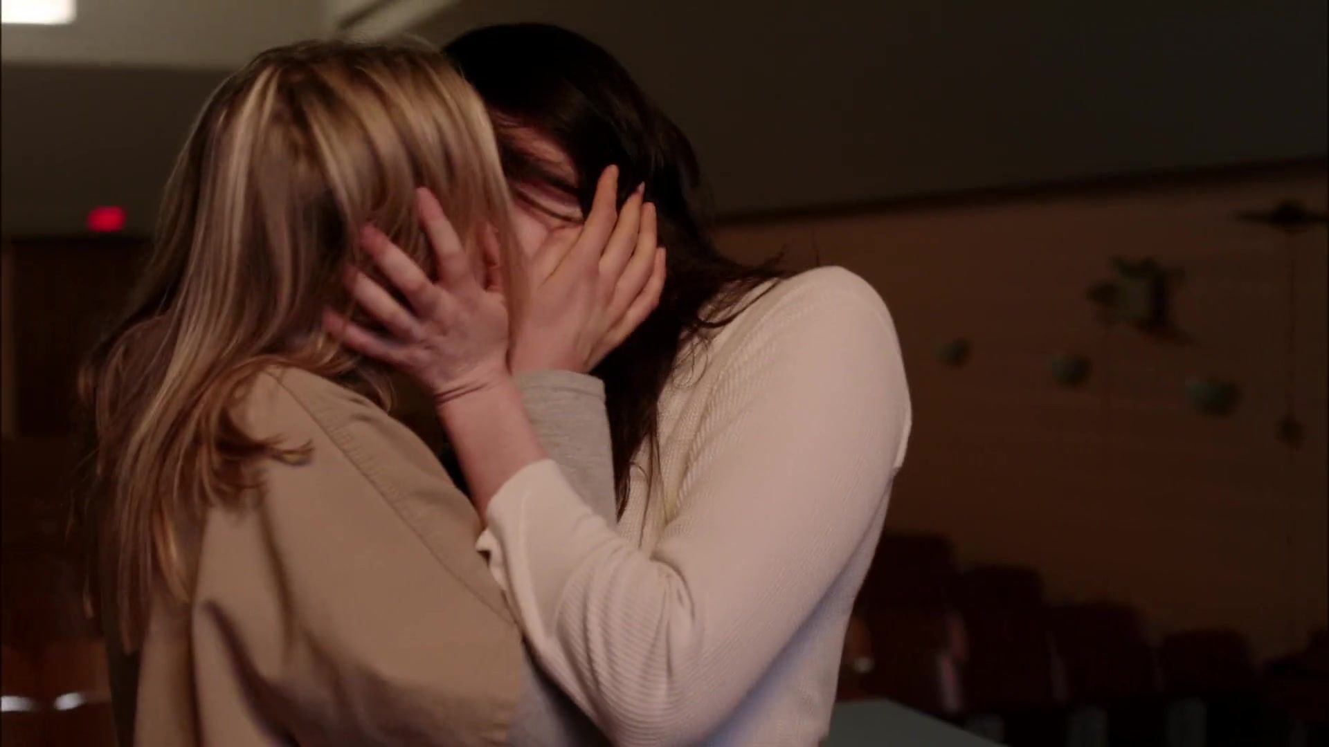 Jerkoff Taylor Schilling is in prison but Laura Prepon helps her cum in Orange is the new Black Gets