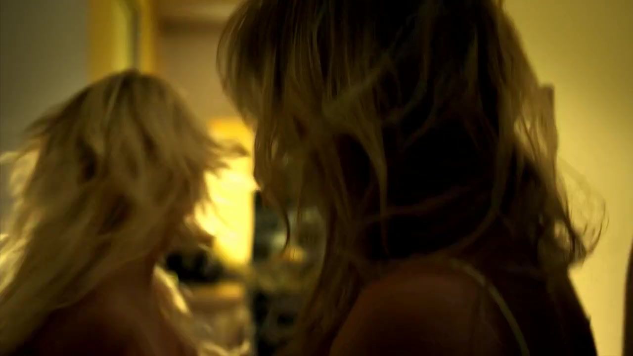 Sucking Dick Chelsey Reist and Sharon Hinnendael in hot sex scene from Embrace of the Vampire Storyline