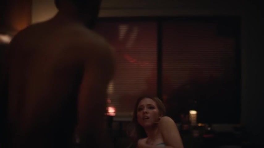 Mistress Sydney Sweeney flashes natural boobs being carnal with well-hung black co-star in Euphoria Brasileiro